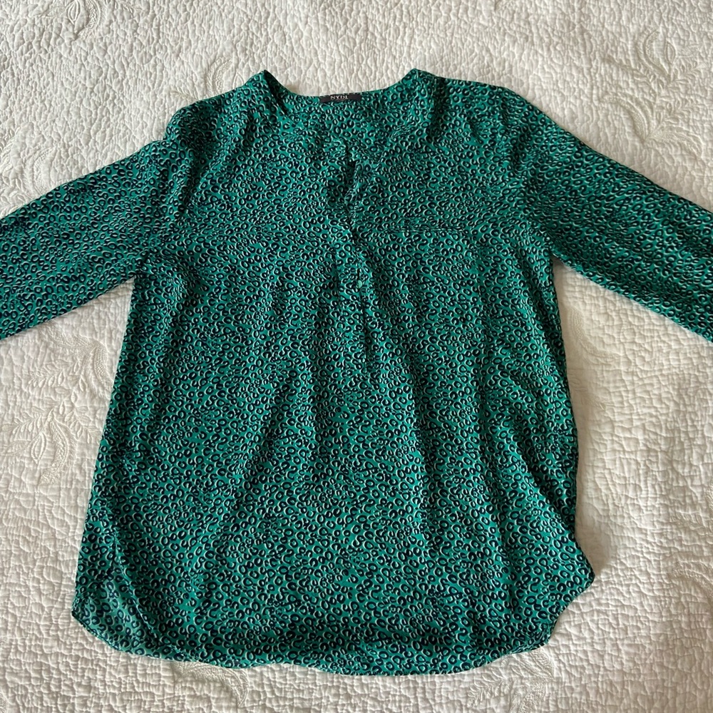 Pretty, Flowy Blouse in Perfect Condition